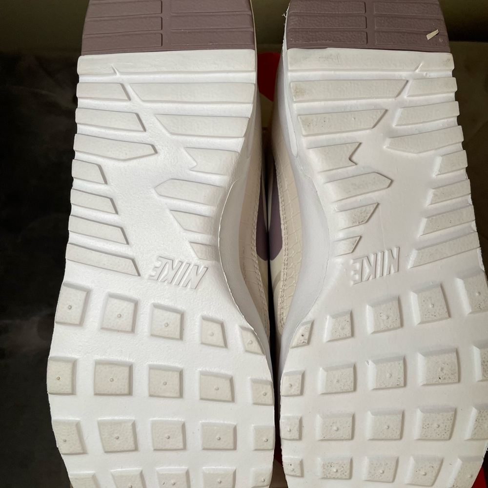 Nike Cream Sneakers Classic Design - Picture 5 of 7